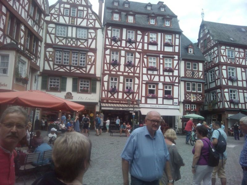 Blick auf die Fachwerkhäuser am Marktplatz von Bernkastel-Kues